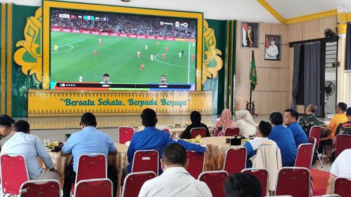 NOBAR - Di tengah diamankannya Bupati Langkat, Syah Afandin oleh Komisi Pemberantasan Korupsi (KPK), Wakil Bupati Langkat, Tiorita Br Surbakti malah memilih nonton bareng pertandingan Piala Dunia antara Swiss melawan Aljazair, Jumat (3/7/2026).