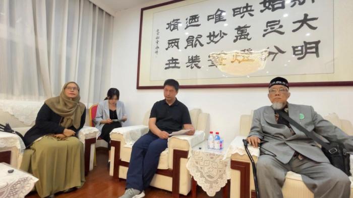 DIALOG - Kepala Kantor Urusan Etnis dan Agama Distrik Dongcheng Beijing, Guan Bo berdialog dengan Ketua MUI Sumatera Utara Maratua Simanjuntak dan Rektor Universitas Islam Negeri Sumatera Utara (UINSU) Nurhayati saat berkunjung ke Masjid Dongsi di Jalan Dongsi Nan, Nomor 13, Distrik Dongcheng, Beijing, Jumat (15/05/2026).