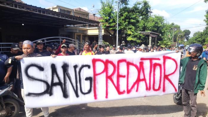 WARGA DEMO - Warga membawa spanduk dalam aksi demonstrasi di Pondok Pesantren yang berada di Kecamatan Tlogowungu, Kabupaten Pati, Sabtu (2/5/2026).(KOMPAS.com/ Kafi)