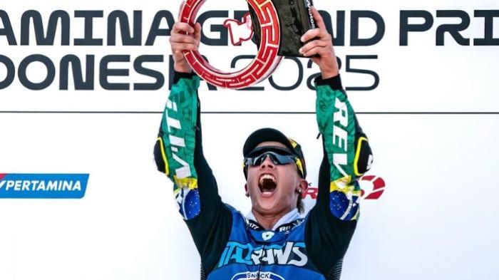 Diogo Moreira angkat trophy