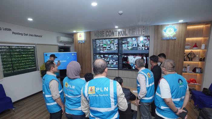 Direktur Distribusi PLN, Arsyadany G. Akmalaputri (2 dari kiri) bersama GM PLN Sumut