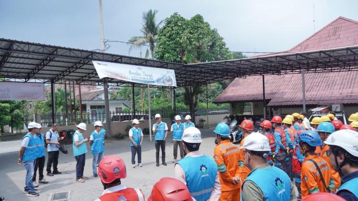 Direktur Teknologi, Enjinering dan Keberlanjutan saat memberikan pengarahan di Posko Siaga UP3 Medan Utara.