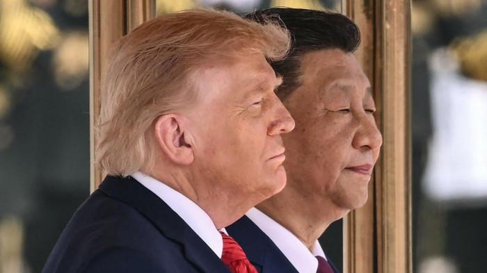 PERTEMUAN AMERIKA CHINA - Presiden AS Donald Trump (kiri) dan Presiden Tiongkok Xi Jinping berdiri untuk menyanyikan lagu kebangsaan negara mereka selama upacara penyambutan di Balai Besar Rakyat di Beijing pada 14 Mei 2026. (KOMPAS.com/BRENDAN SMIALOWSKI)