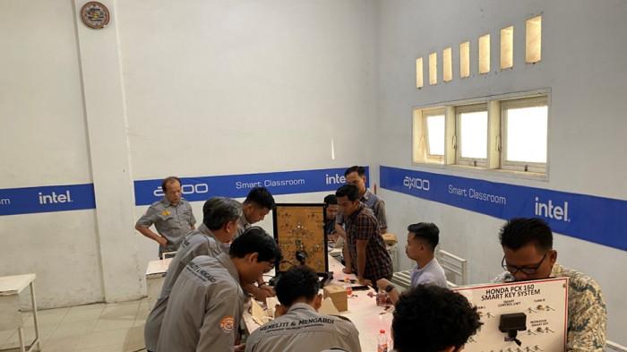 Dosen Unimed Latih Guru SMK