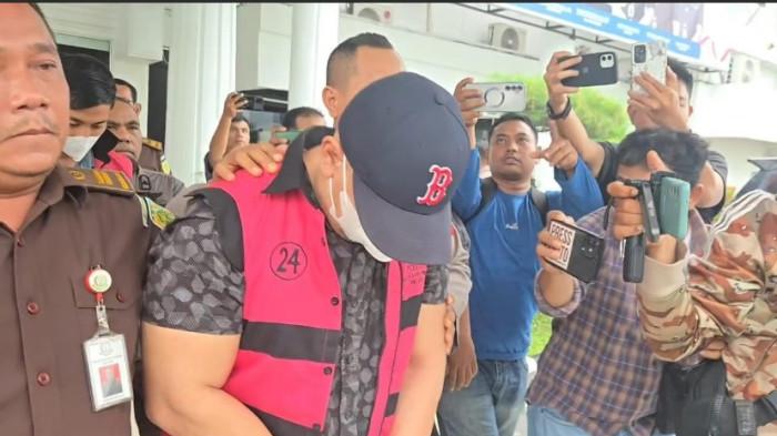 Dua Kepala Dinas di Kota Medan ditetapkan sebagai tersangka oleh tim penyidik Kejaksaan Negeri Medan, Kamis (13/11/2025). Kedua tersangka kasus korupsi pada kegiatan Medan Fashion Festival (MFF) tahun 2024.