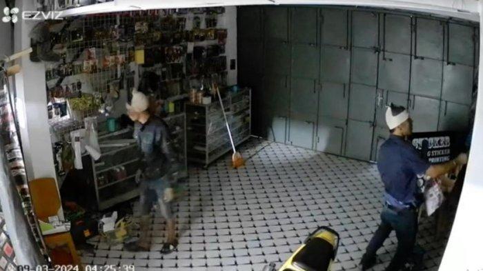 Terekam CCTV, Dua Orang Maling Bobol Toko Stiker di Kota Tanjungbalai