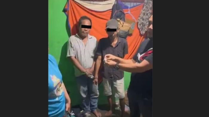 KAKEK JUAL NARKOBA - Dua pria paruh baya diciduk tim Satresnarkoba Polrestabes Medan, Senin (6/7/2026) kemarin. Keduanya diciduk setelah aktivitasnya menjual narkoba secara terang-terangan viral.
