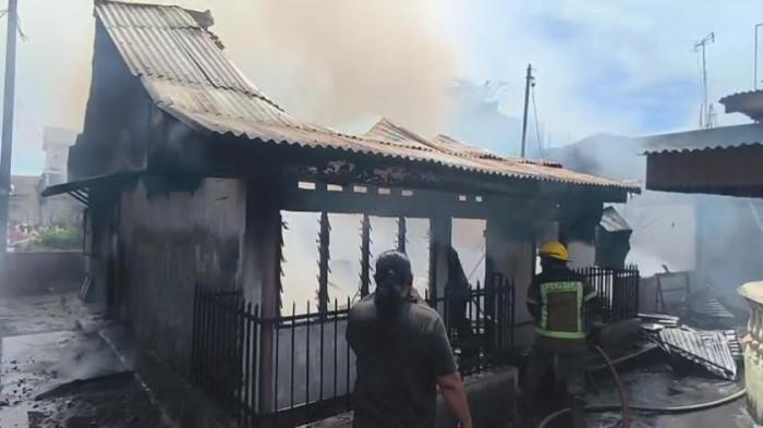 KEBAKARAN- Dua unit rumah di kawasan padat penduduk hangus terbakar di Jalan Denai gang Drom Kelurahan Tegal Sari Mandala I, Kecamatan Medan Denai, Kamis (25/6/2026).