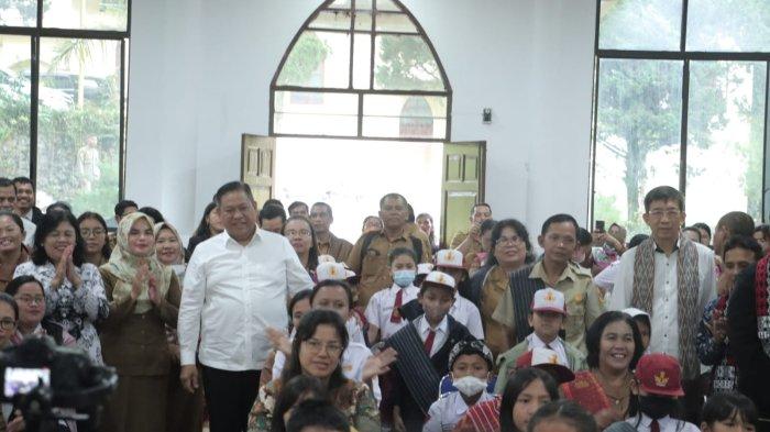 Bupati Dairi, Eddy Keleng ate Berutu bersama Fisikawan Indonesia, Prof Yohanes Surya saat memberikan pelatihan berhitung dengan metode 'Gasing' di Komplek TWI, Sitinjo.  