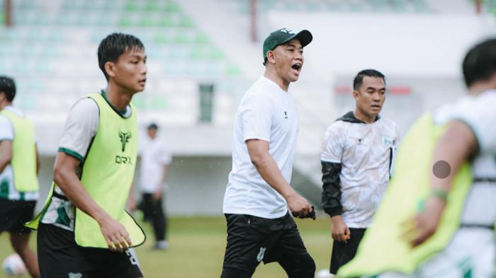 SIAP DEBUT - Pelatih PSMS Medan, Eko Purdjianto memimpin latihan di Stadion Dispora Sumut jelang debutnya melawan Adhyaksa FC usai resmi menjadi pelatih baru Ayam Kinantan.