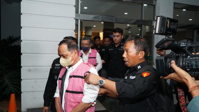 TERSANGKA KORUPSI - Dua tersangka korupsi penjualan aset PTPN I, Askani bekas Kepala Badan Pertanahan Nasional (BPN) Sumatera Utara dan Abdurrahman Lubis saat akan dibawa ke Rutan usai ditetapkan sebagai tersangka, Selasa (14/10/2025)