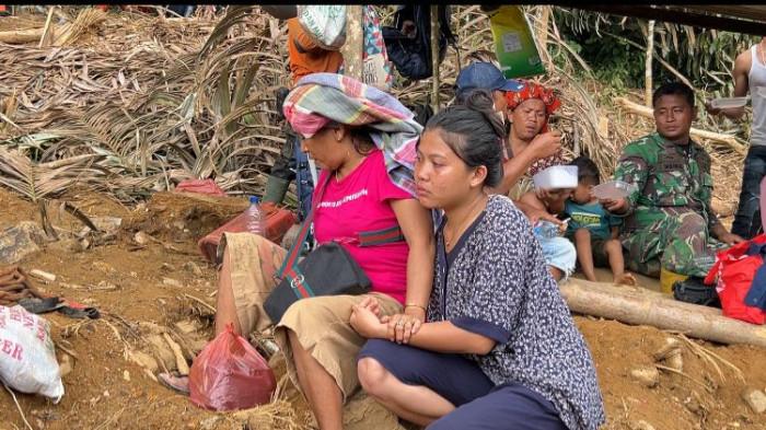 Elisabet Hutabarat (20) seorang perawat lansia yang mencari keberadaan jasad ayah dan abangnya tertimbun longsor di Desa Bair, Kecamatan Tapian Nauli, Kabupaten Tapanuli Tengah, Senin (8/12/2025). Sudah 2 pekan sejak 24 November, keduanya tidak ditemukan.