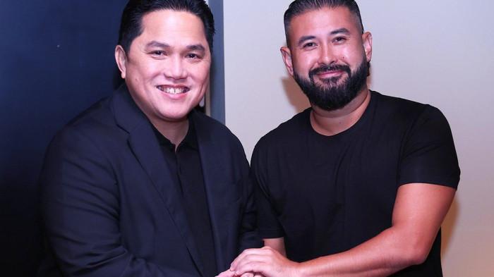 Ketum PSSI, Erick Thohir bersalaman dengan Presiden Klub JDT, Tunku Ismail Idris.