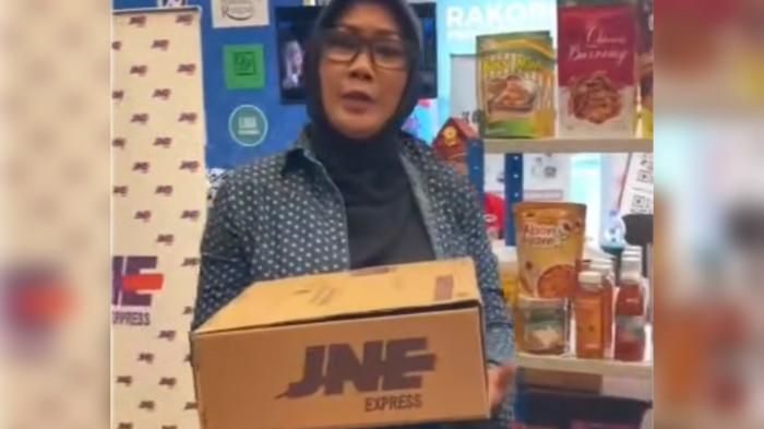 Eva Ramadani menunjukkan produk unggulannya saat