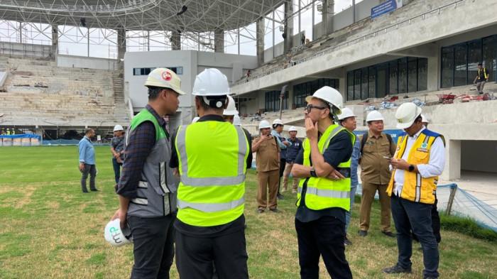 STADION TELADAN - Exco PSSI Arya Sinulingga (kanan) berbincang dengan beberapa pihak terkait saat meninjau progres revitalisasi Stadion Teladan, Kota Medan, yang diproyeksikan menjadi salah satu venue penyelenggaraan Piala AFF U-19 2026.