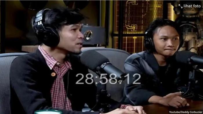 FAJAR SADBOY - Beredar sebuah potongan video memperlihatkan Indra Firmawan diduga meludahi Fajar Sadboy saat menjadi bintang tamu di podcast Deddy Corbuzier yang tayang pada Jumat (6/2/2026).
