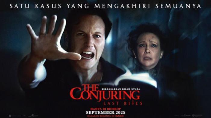 FILM BIOSKOP- Poster resmi film The Conjuring: Last Rites yang dijadwalkan tayang di bioskop Indonesia mulai 3 September 2025. Film ini kembali menampilkan Patrick Wilson dan Vera Farmiga sebagai pasangan Ed dan Lorraine Warren, menghadapi kasus supranatural paling menegangkan yang diangkat dari kisah nyata keluarga Smurl di Pennsylvania pada 1980-an.