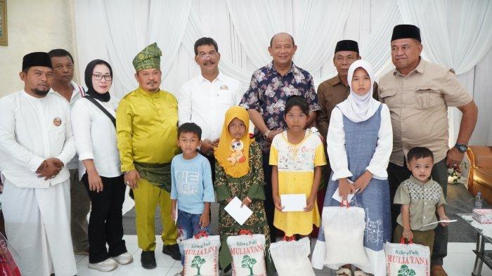 Syah Afandin Janji Sedekah 1 Ton Beras Setiap Bulan dan Beri Santunan Puluhan Anak Yatim