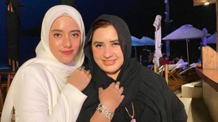 ADIK - KAKAK - Fairuz A Rafiq (kiri) dan Fadia A Rafiq, kakaknya yang kini jadi Bupati Pekalongan