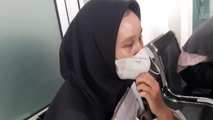Faradita (19), adik kandung Pratu PS ketika berada di Rumah Sakit Bhayangkara M Hasan, Palembang, Sabtu (16/5/2026).