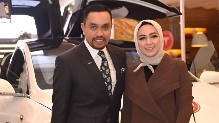 BAHAGIA- Ahmad Sahroni dan Feby Belinda yang tampak bahagia.