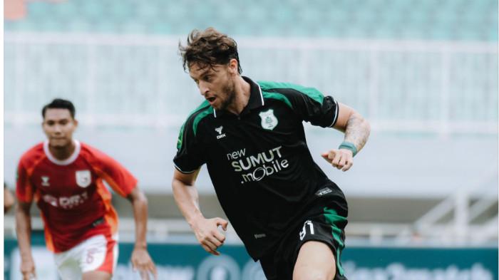 KALAH - Aksi striker PSMS Medan, Felipe Cadenazzi saat beraksi melawan Garudayaksa FC. Dalam laga ini PSMS Medan menelan kekalahan atas tuan rumah Garudayaksa FC di Stadion Pakansari, Bogor, Minggu (25/1/2026).