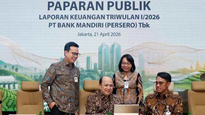 Foto Dari Kiri ke Kanan:
Direktur Corporate Banking Bank Mandiri M. Rizaldi,
Direktur Utama Bank Mandiri Riduan,
(P) Direktur Finance & Strategy Bank Mandiri Novita Widya Anggraini, Wakil Direktur Utama Bank Mandiri Henry Panjaitan