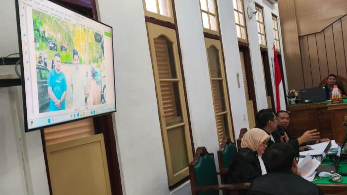 Foto Gubernur Sumatera Utara Bobby Nasution dan mantan Kepala Dinas PUPR Sumut, yang kini jadi tersangka kasus korupsi jalan ditampilkan oleh Jaksa Penuntut Umum dari Komisi Pemberantasan Korupsi (KPK), pada sidang dua terdakwa Direktur Utama PT Dalihan Na Tolu Grup Muhammad Akhirun Piliang alias Kirun dan Direktur PT Rona Mora Muhammad Rayhan Dulasmi, Rabu (1/9/2025).