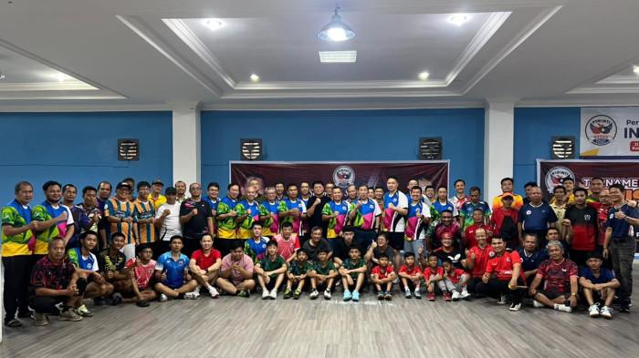 Foto bersama seluruh peserta Kejuaraan Tenis Meja Landen Marbun Cup yang berlangsung di GOR PTM INTI Medan, Minggu (23/11/2025). Kejuaraan ini diikuti 147 atlet yang mewakili 21 klub dari berbagai daerah di Sumut. 