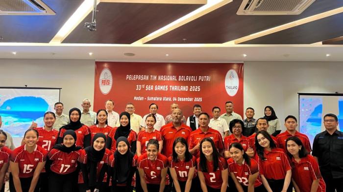 Foto bersama skuat Timnas Voli Putri Indonesia bersama pengurus PB PBVSI dan PBVSI Sumut saat pelepasan untuk bertanding pada ajang SEA Games XXXIII Thailand 2025 yang berlangsung hangat dan penuh harapan di Wing Hotel, Kabupaten Deliserdang, Kamis (4/12/2025). Timnas Voli putri Indonesia target medali perunggu di SEA Games 2025.