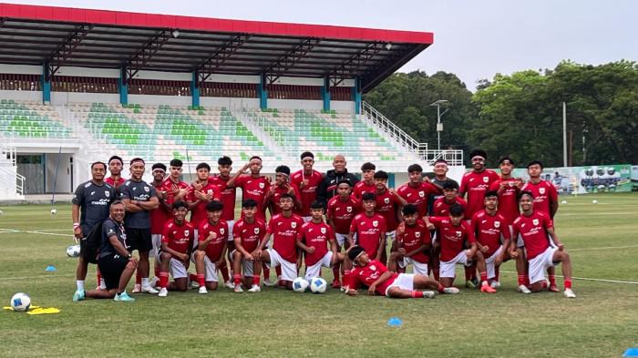 Foto skuat Timnas U-17 Indonesia ketika official training di Stadion Mini Disporasu, Minggu (17/8/2025). Indonesia akan menghadapi Timnas Mali di laga terakhir Piala Kemerdekaan yang akan berlangsung di Stadion Utama Sumatra Utara, Senin (18/8/2025) besok. 