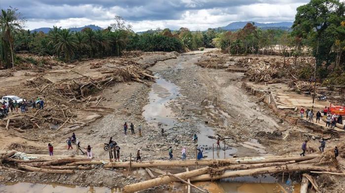 RUSAK PARAH - Foto udara Desa Garoga yang tersapu banjir dan longsor di Kecamatan Batang Toru, Tapanuli Selatan, Sumatra Utara, Sabtu, 6 Desember 2025. Terlihat gelondongan batang kayu memenuhi setiap sudut lokasi bencana.