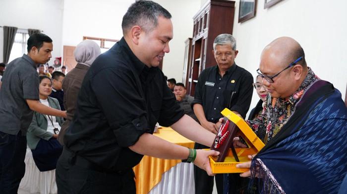 Franc Bernhard Temu Pisah Kajari Dairi