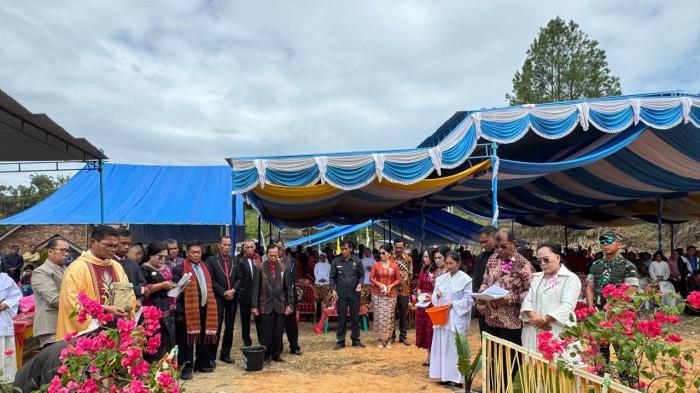 Hadiri Peletakan Batu Pertama Gereja Katolik Santa Maria Bunda Allah, Wabup Toba: Gotong Royong Wujudkan Cita-cita