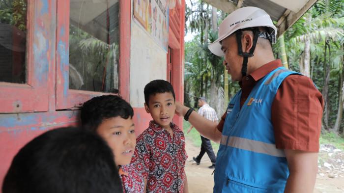 GM PLN UID SUMUT, saat menyapa peserta didik di sekolah dasar Desa Unte Makmur