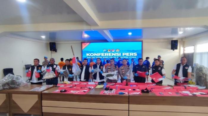 PEMBUNUH TAKUT ISTRI - Jajaran Polres Tanah Karo menggelar konferensi pers sejumlah kasus menonjol, di Mapolres Tanah Karo, di Jalan Veteran, Kabanjahe, Jumat (3/10/2025). Terungkap motif Ganda Nainggolan habisi nyawa Melky Pegangin-Angin karena takut ketahuan istri telah menggadaikan sepeda motor untuk hutang. (TRIBUN MEDAN/MUHAMMAD NASRUL)