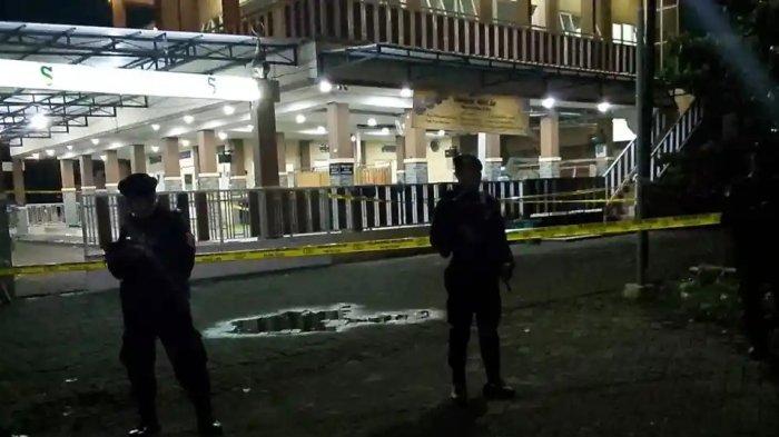 LEDAKAN DI MASJID - Personel Gegana Polda Jatim berjaga di masjid Perumahan Pesona Regency Kecamatan Patrang Jember, Jawa Timur, Senin (16/3/2026) tengah malam, setelah terjadi ledakan. 