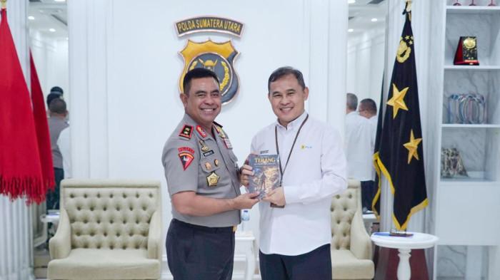 General Manager PLN UID Sumatera Utara, menyampaikan buku karya