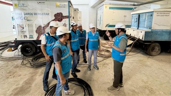 General Manager PLN UID Sumut, Mundhakir (kanan) saat memberikan arahan