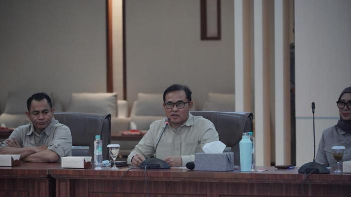 General Manager PLN UID Sumut, Mundhakir (tengah)