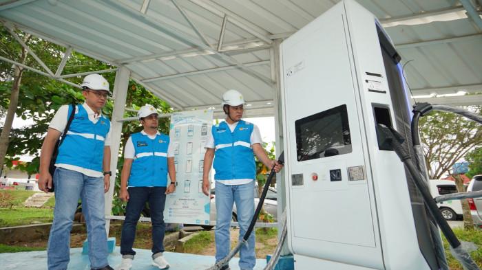 General Manager PLN UID Sumut saat memastikan SPKLU  Rest Area A Jalan Tol Medan-Tebing Tinggi beroperasi dengan baik.