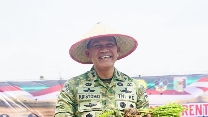 Kegiatan tanam padi serentak yang berlangsung di Desa Braja Fajar dan Desa Braja Emas, Kecamatan Way Jepara, pada Selasa (20/1/2026), melibatkan Gabungan Kelompok Tani (Gapoktan) Kartika Bina Tani yang digelar Kodam XXI/Radin Inten, bekerja sama dengan Pemerintah Provinsi Lampung dan Pemerintah Kabupaten Lampung Timur.