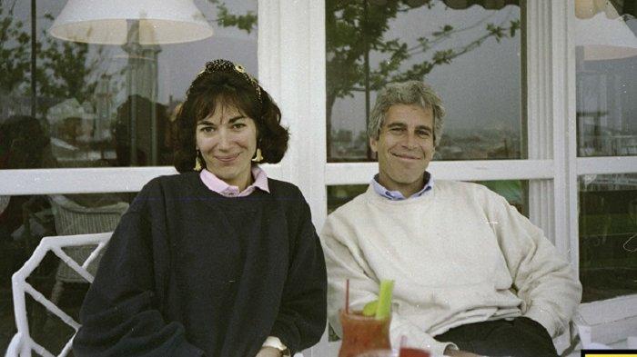 Sosialita Inggris Ghislaine Maxwell dan pemodal AS Jeffrey Epstein.