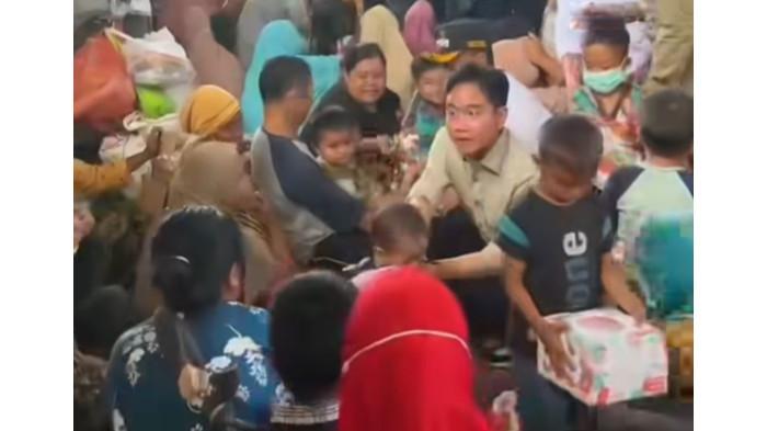 Wakil Presiden (Wapres) Gibran Rakabuming Raka akhirnya datang mengunjungi warga korban banjir bandang di Desa Garoga, Batangtoru, Tapanuli Selatan, Kamis (4/12/2025).