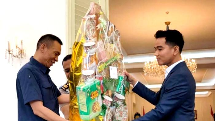 Wakil Presiden RI Gibran Rakabuming Raka mengatakan, paket parcel Lebaran yang diberikan kepada peneliti forensik digital Rismon Hasiholan Sianipar, ditujukan untuk sang ibundanya. Hal itu diungkapkan Gibran di Istana Wapres, Jakarta, Jumat (13/3/2026).