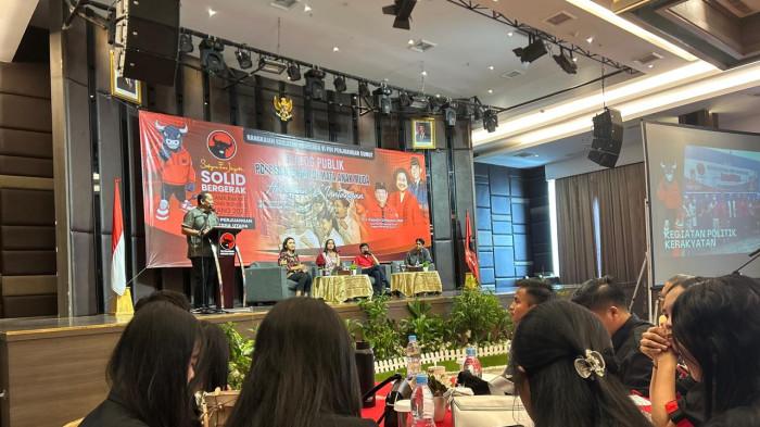 Ketua DPD PDIP Sumut Drs Rapidin Simbolon MM membuka Dialog Publik bertajuk “PDI Perjuangan di Mata Anak Muda Harapan dan Tantangan”, Selasa (18/11/2025). Rapidinm engajak generasi muda merawat semangat pergerakan dan menolak mental serbacepat yang mengikis daya juang. 