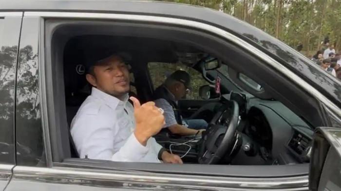 KEMBALIKAN MOBIL - Ilustrasi Gubernur Kaltim Rudy Mas'ud terlihat mengemudikan sendiri kendaraan yang membawa rombongan Menteri Kehutanan menuju lokasi kegiatan rehabilitasi hutan dan lahan (RHL) di kawasan Ibu Kota Nusantara (IKN), Sabtu (28/2/2026) sore. Gubernur Kaltim batalkan mobil dinas Rp8,5 miliar dan minta dana dikembalikan ke kas daerah. (TRIBUNKALTIM.CO/DWI ARDIANTO)