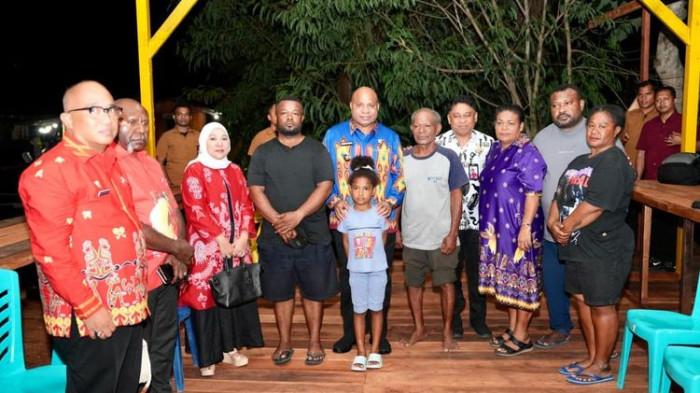 Gubernur Papua Matius Derek Fakiri melakukan kunjungan