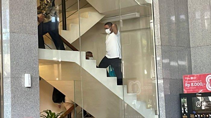 TERJARING OTT - Gubernur Riau Abdul Wahid mengenajan kaus oblong putih, sandal dan menenteng tas hijau saat tiba di Gedung Merah Putih KPK, Jakarta, pada Selasa (4/11/2025) sekira pukul 09.35 WIB. Penyidik KPK menangkap Gubernur Riau dan beberapa kepala dinas di Pekanbaru, Senin (3/11/2025).
