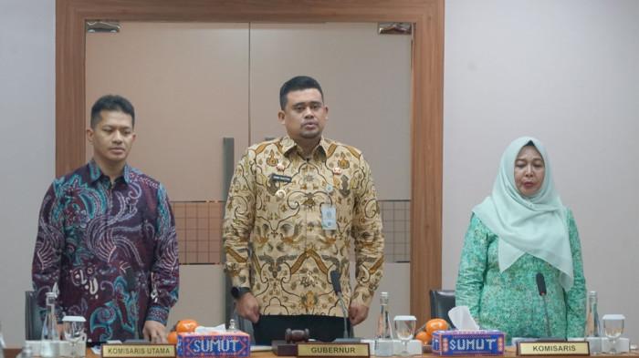 RUPS BANK SUMUT - Gubernur Sumatera Utara sekaligus Pemegang Saham Pengendali Bank Sumut, Muhammad Bobby Afif Nasution (tengah), bersama Komisaris Utama dan jajaran komisaris menghadiri RUPS-LB Bank Sumut di Medan, Senin (24/11/2025).
